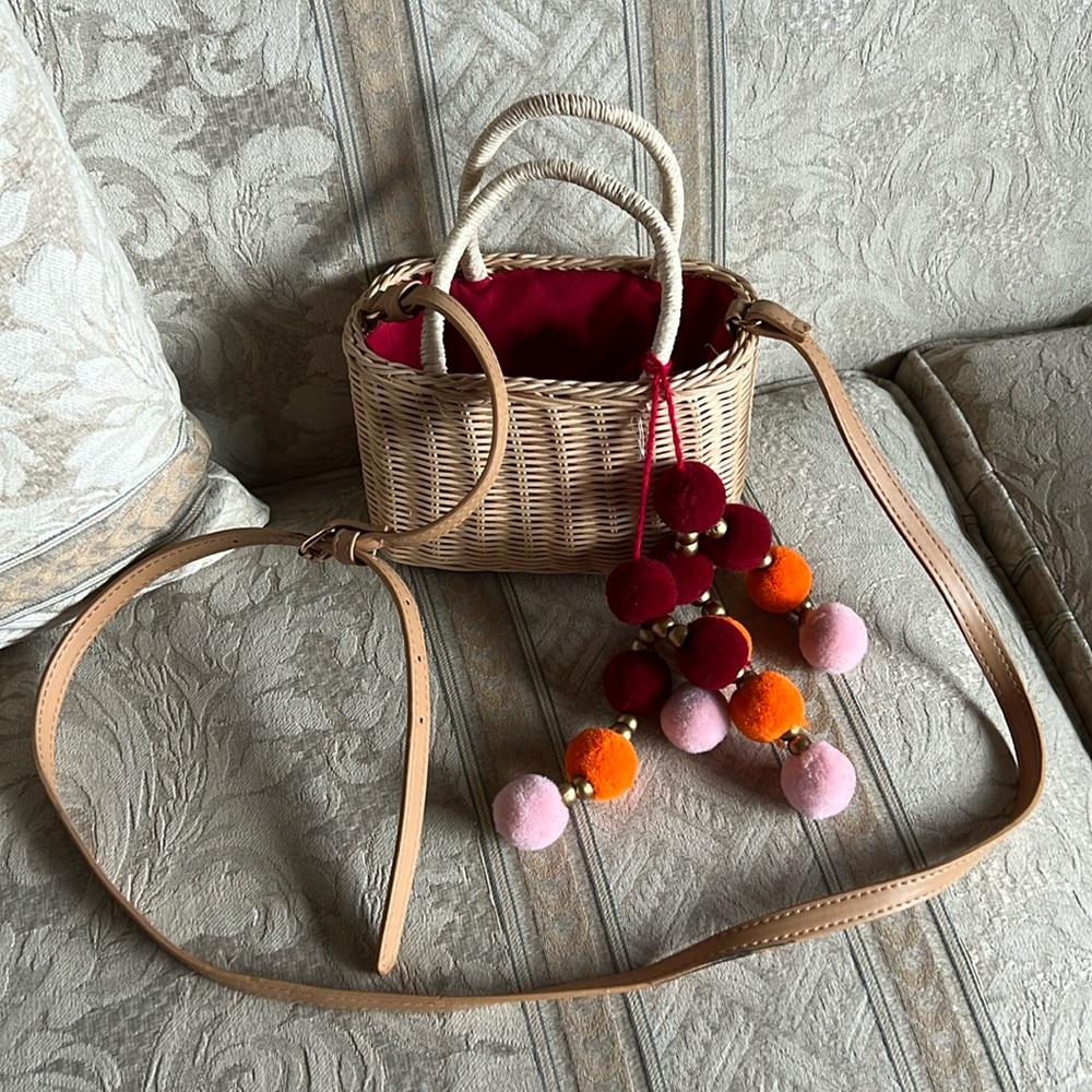 Pompom weaved basket crossbody bag